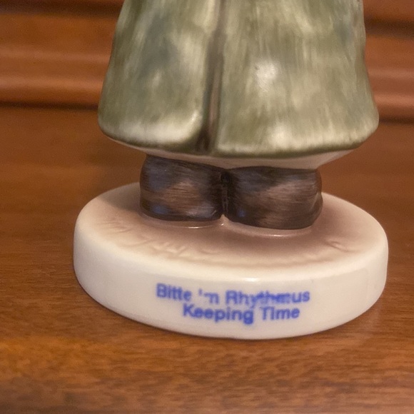 💛TM8 ‘Keeping Time’ Hummel Goebel #2183 - Picture 6 of 8